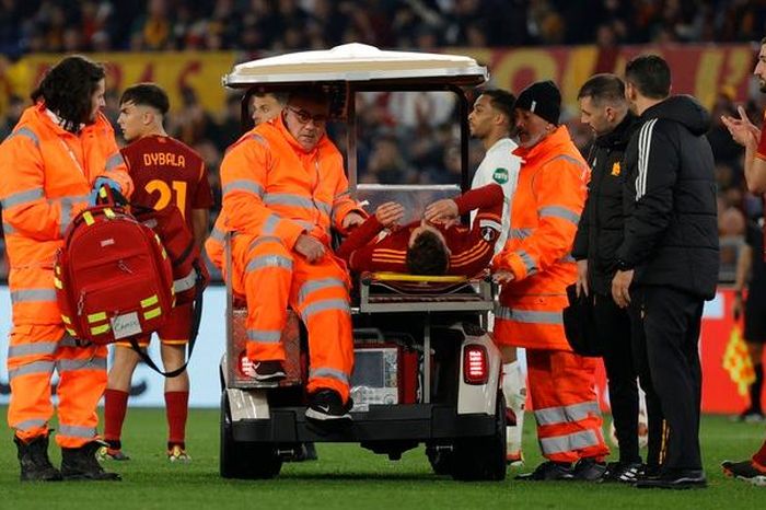 Hậu vệ Roma nhập viện sau va chạm kinh hoàng