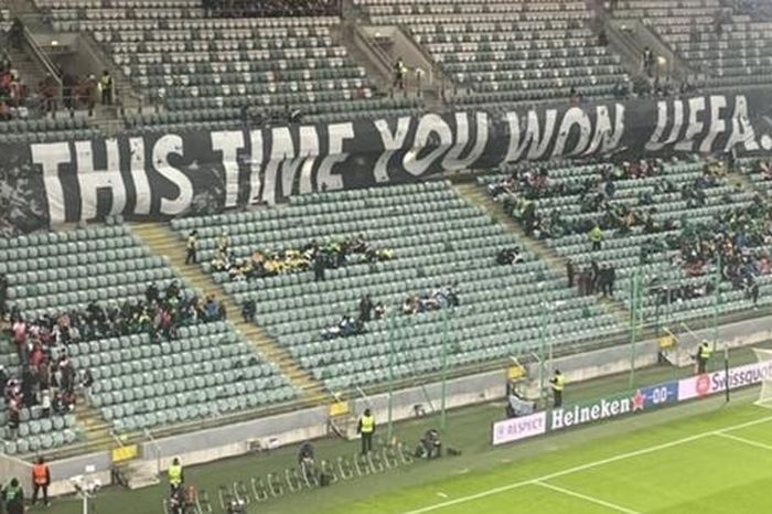 Nhóm cổ động viên căng biểu ngữ đáp trả UEFA vì bị cấm vào sân