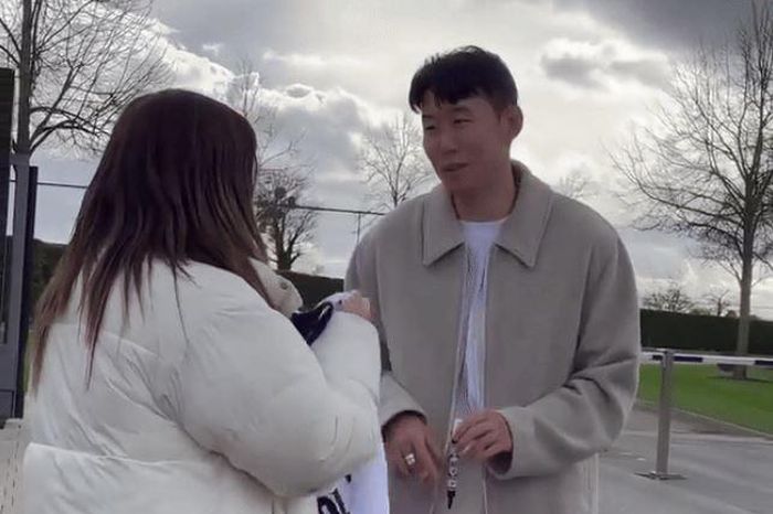 Son Heung-min từ chối yêu cầu ký tặng của fan nữ, ai cũng khen hết lời khi biết lý do đằng sau