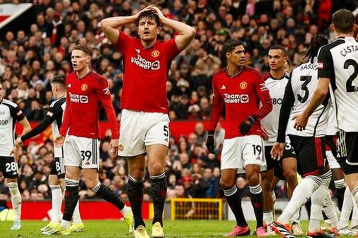 Man United đứt mạch bất bại, Man City dọa chiếm ngôi đầu
