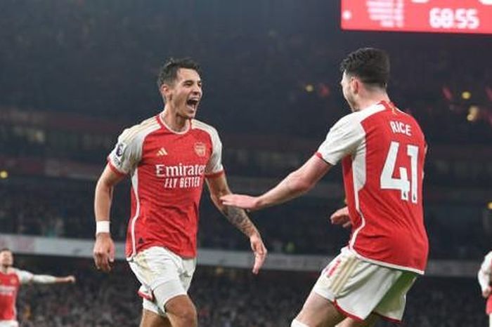 Sân Emirates sặc mùi thuốc pháo, Arsenal bám sát ngôi đầu