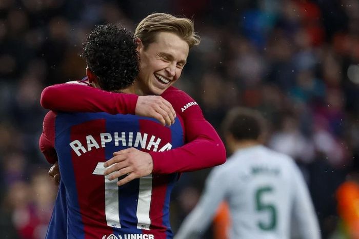 Barcelona chiến thắng tưng bừng, quyết bám đuổi Real Madrid