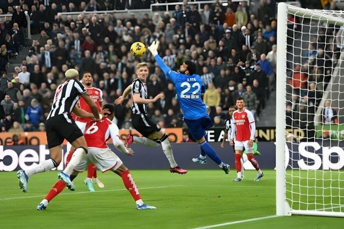 Thắng tưng bừng Newcastle, Arsenal tiếp tục áp sát ngôi đầu