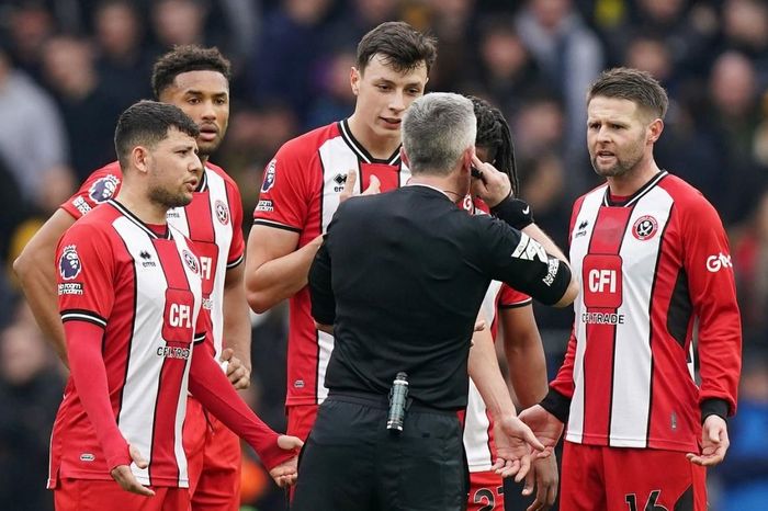 Cầu thủ Premier League xô xát với đồng đội ngay trên sân