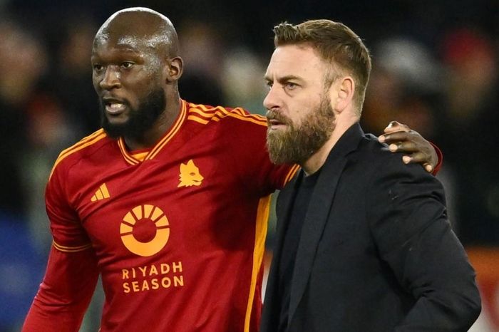 AS Roma hủy buổi tập vì có 'gián điệp'