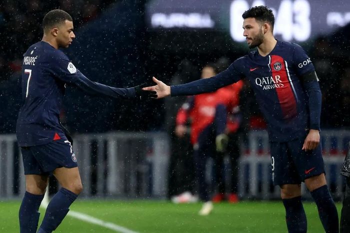 Cổ động viên PSG phẫn nộ với Mbappe