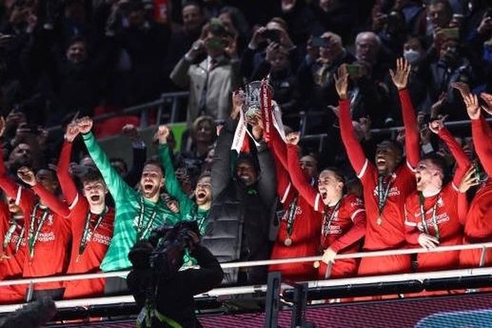 Liverpool 'vượt mặt' Man Utd sau chức vô địch League Cup