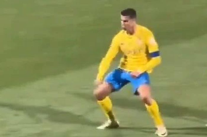 Hành động phản cảm của Ronaldo khi cổ động viên đối địch hô vang tên Messi