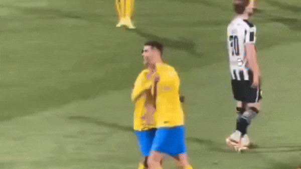 Clip: Ronaldo ăn mừng phản cảm đáp trả cổ động viên gọi tên Messi