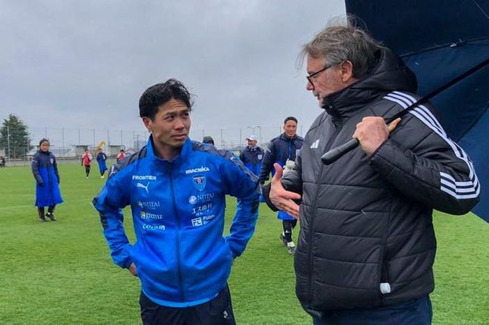 HLV Troussier trực tiếp sang Nhật, 'mở cửa' trở lại Đội tuyển với Công Phượng; Liverpool vô địch Carabao Cup
