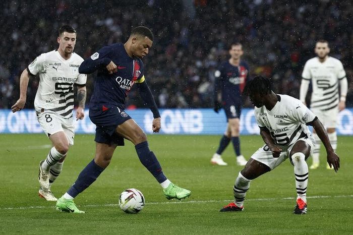Mbappe và Lee Kang-in mờ nhạt, PSG thoát thua phút 97