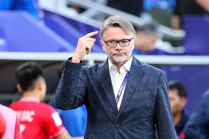 HLV Troussier: Người Việt Nam chưa hiểu về bóng đá tập thể