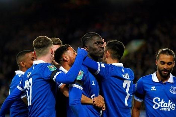Everton được Ngoại hạng Anh giảm án phạt, sáng cửa trụ hạng
