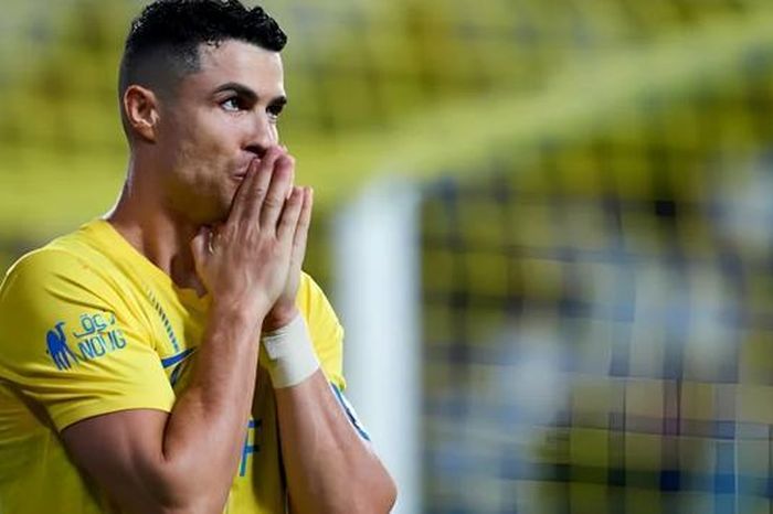 Ronaldo bị phạt nặng vì hành động liên quan đến Messi