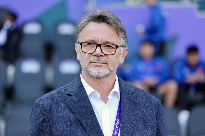 HLV Troussier lý giải về cách hiểu khác nhau của người hâm mộ và truyền thông với đội tuyển trên báo Nhật Bản