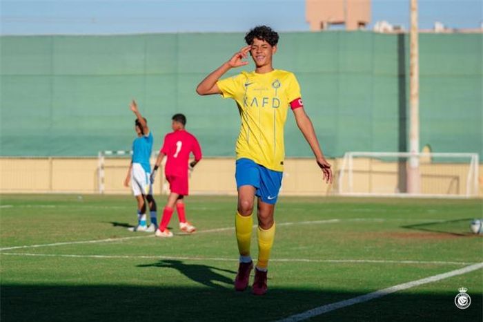 Quý tử nhà Ronaldo nhận được vinh dự đặc biệt tại U13 Al Nassr, sở hữu chiều cao và khả năng ghi bàn đều đỉnh nhất đội