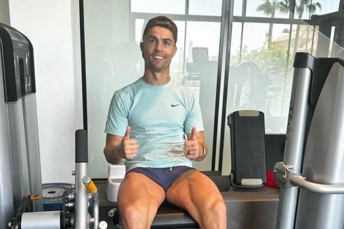 Nụ cười của Ronaldo sau khi bị phạt