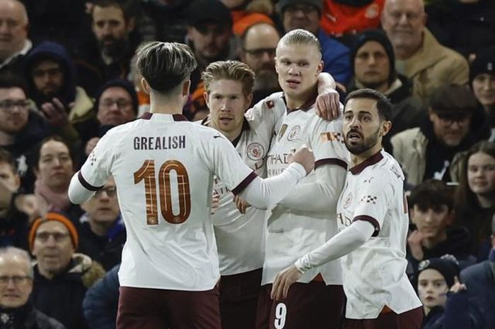 Man City lại mơ cú ăn ba