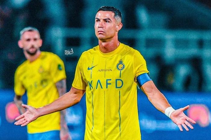Ronaldo nhận án phạt sau hành động phản cảm trước CĐV đội bạn