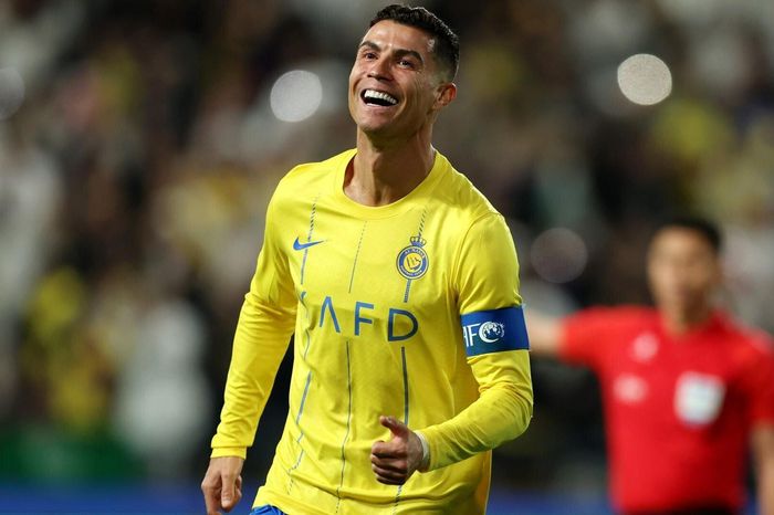 Giàu như Ronaldo: Ngồi chơi 15 phút kiếm đủ 200 triệu đồng đóng phạt