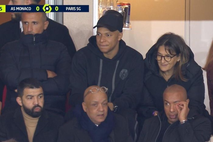 Mbappe bỏ lên khán đài sau khi bị thay sớm