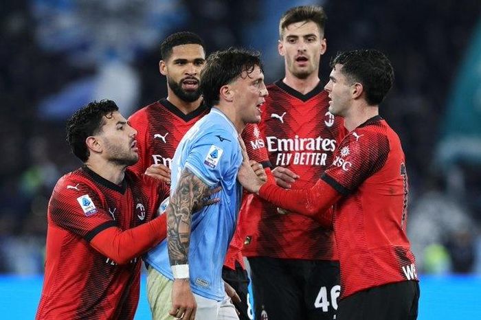 Trận Lazio gặp Milan vỡ vụn vì cơn mưa thẻ