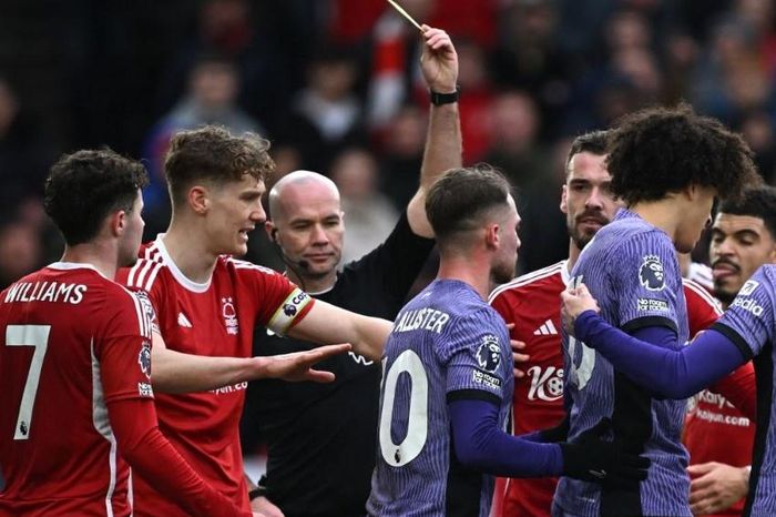 Trọng tài Premier League gây phẫn nộ