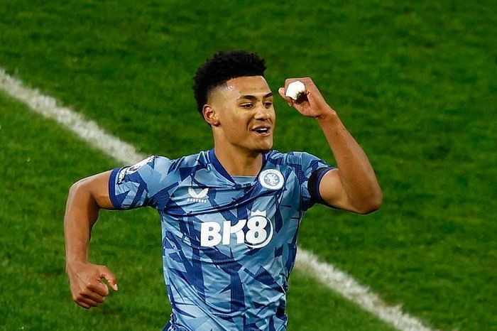 Aston Villa bỏ xa MU tới 11 điểm