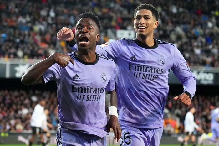 Vinicius ăn mừng khiêu khích fan Valencia