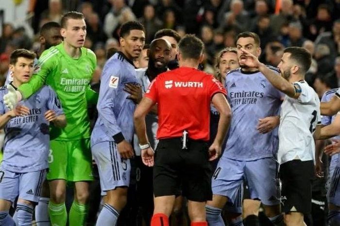 Bellingham trả giá vì xúc phạm trọng tài