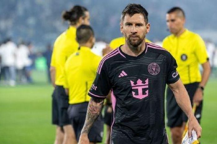 Trận đấu của Messi phải đổi trọng tài vì lý do bất thường