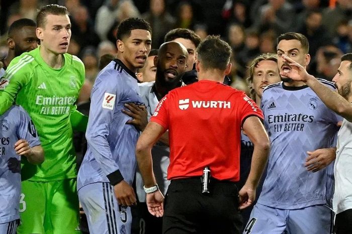 Trọng tài 'gây bão' khi từ chối bàn thắng của Real Madrid
