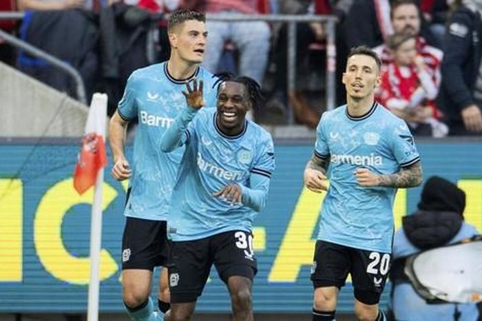 Leverkusen bỏ xa Bayern Munich 10 điểm