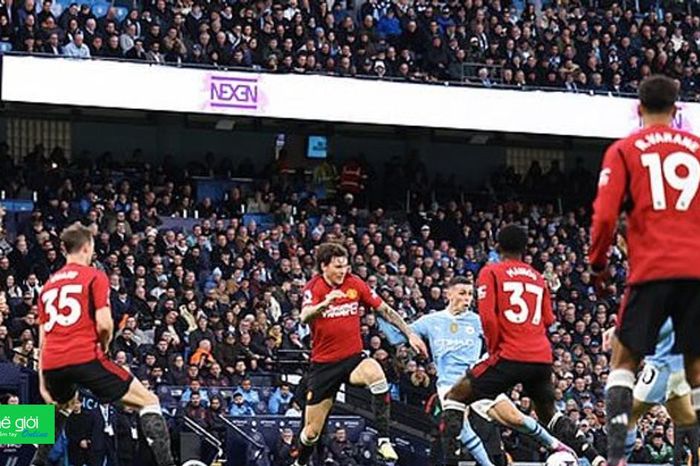 Man City thắng ngược Man Utd, bám sát Liverpool