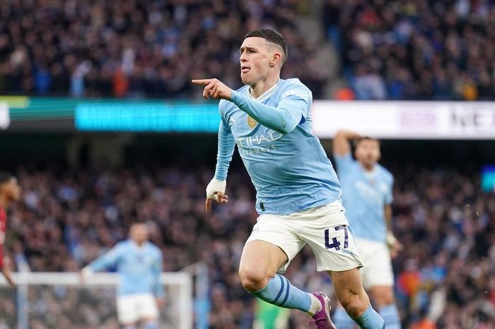Foden tỏa sáng giúp Man City ngược dòng đánh bại Manchester United