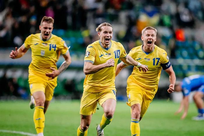 'Đội bóng không nhà' Ukraine giành vé chơi Euro