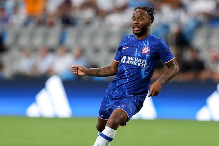 Sterling tiếp tục bị Chelsea gạch tên