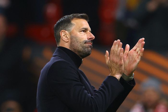 Van Nistelrooy được săn đón