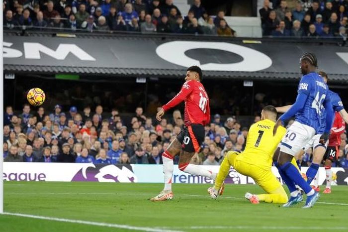 Man Utd hòa nhọc nhằn ngay trận đầu tiên dưới thời Ruben Amorim