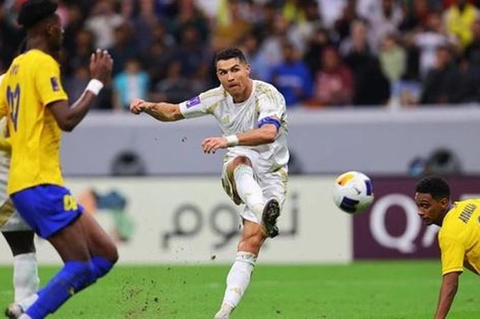 Ronaldo vượt qua thành tích của Messi