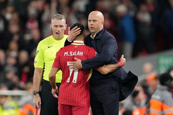 HLV Arne Slot nói thẳng về tình trạng của Salah