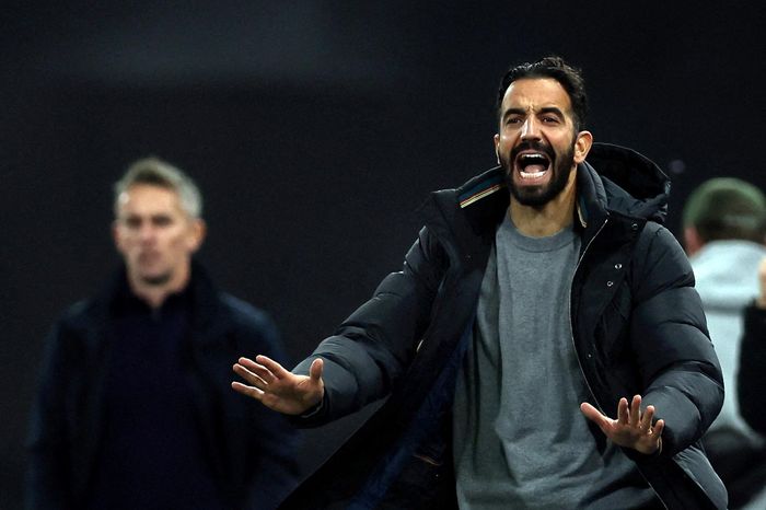 Những khoảng trống chết người trong sơ đồ 3-4-3 của Manchester United