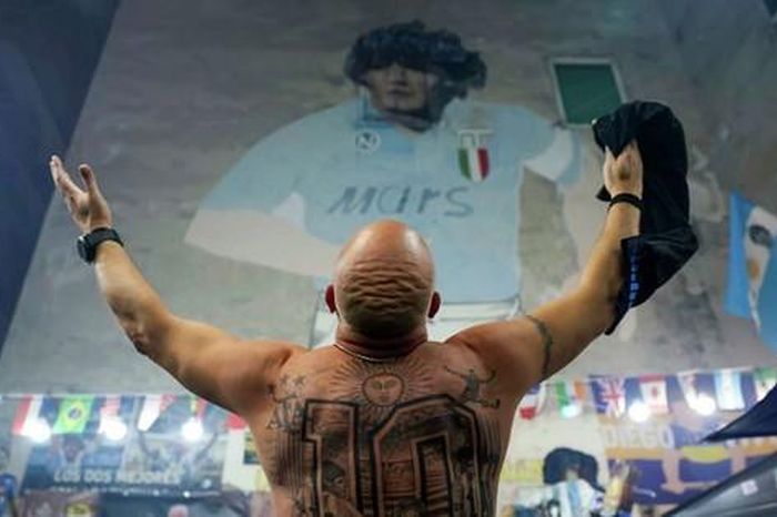 Vì sao Diego Maradona được sùng bái, trở thành vị thần bất tử ở Napoli?