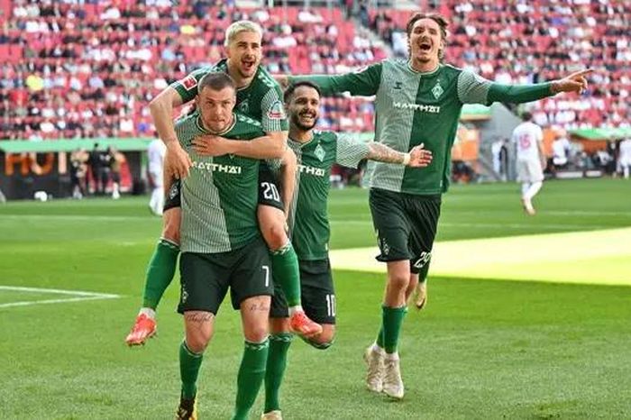 Samuel Essende giúp Augsburg giành 3 điểm