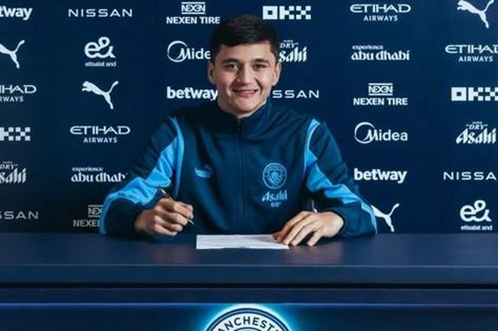 Trung vệ từng đối đầu U23 Việt Nam tại U23 châu Á ra mắt, lấy vị trí của tuyển thủ Anh tại Man City