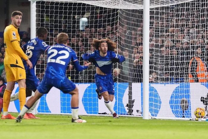 Premier League: Chelsea khiến cuộc đua top 4 căng thẳng