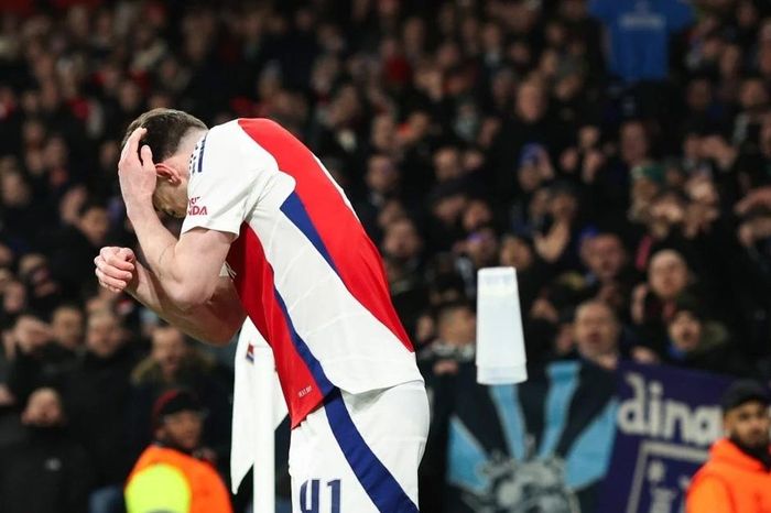 Cầu thủ bị tấn công, Arsenal vẫn đặt 1 chân vào vòng 16 đội Champions League
