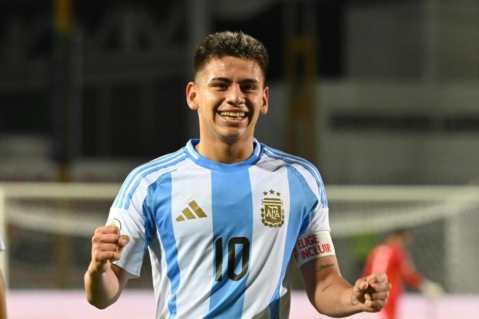 U20 Argentina vùi dập Brazil