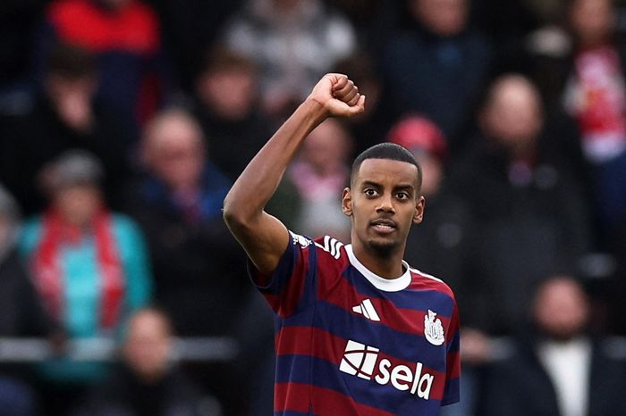 Isak đi vào lịch sử Newcastle