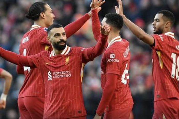 Liverpool và Arsenal bám đuổi kịch tính, vững ngôi đầu Ngoại hạng